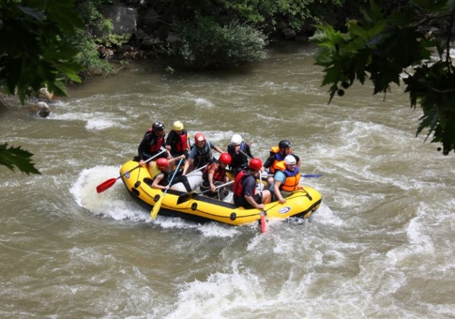 practicando rafting entre los arboles